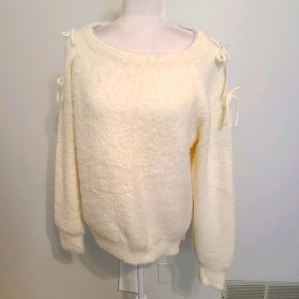 NWOT LE LIS GORGEOUS SWEATER